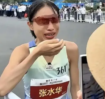 事件舆评 | “最快女护士”哭求领导支持调休跑马引热议,亟须建立兼顾个体诉求与团队协作的制度文化